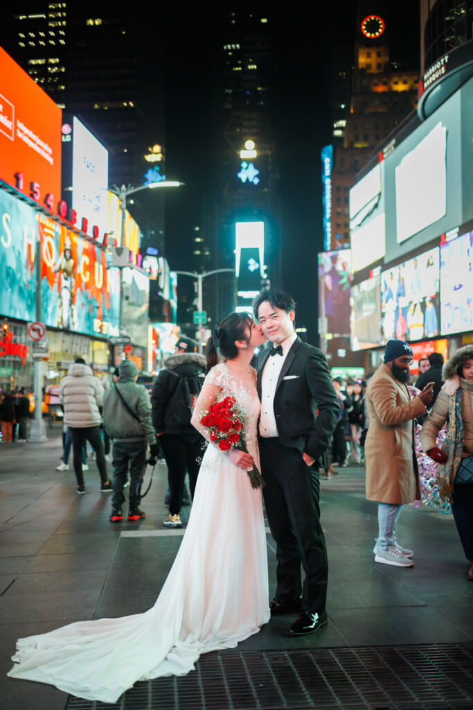 アメリカニューヨークの前撮り/フォトウェディング/タイムズスクエアでポーズするカップル。
