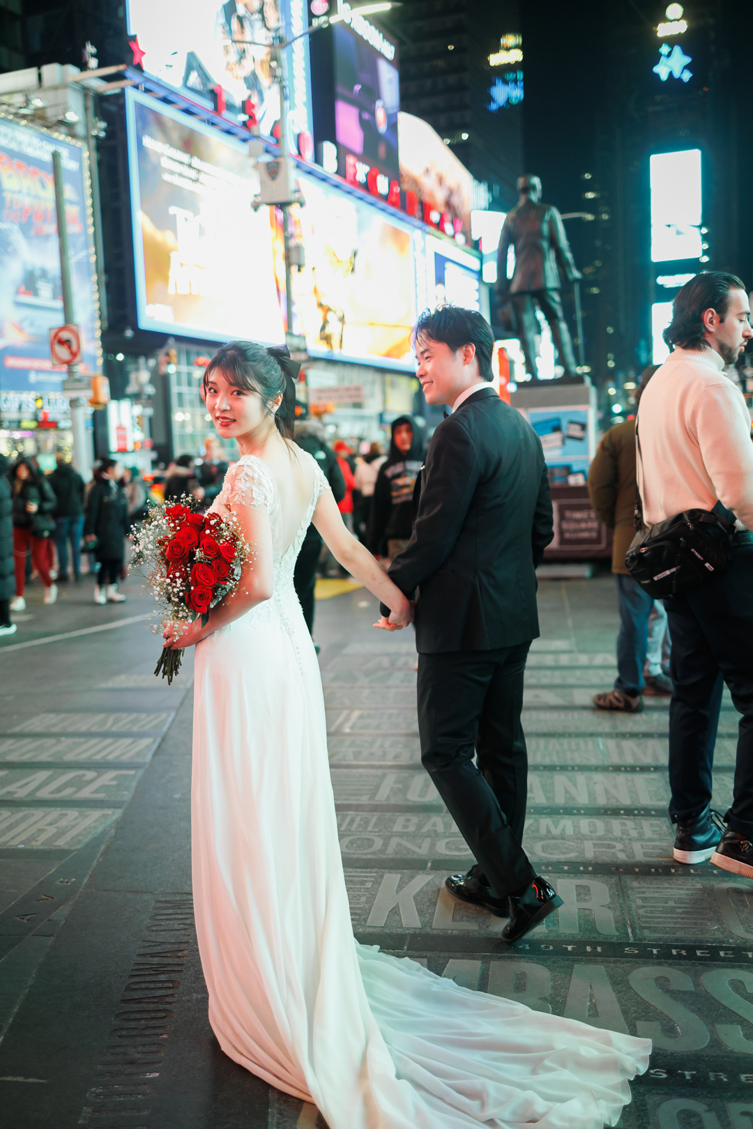 アメリカニューヨークの前撮り/フォトウェディング/ネオンサインがまぶしく光る中、振り返る花嫁。