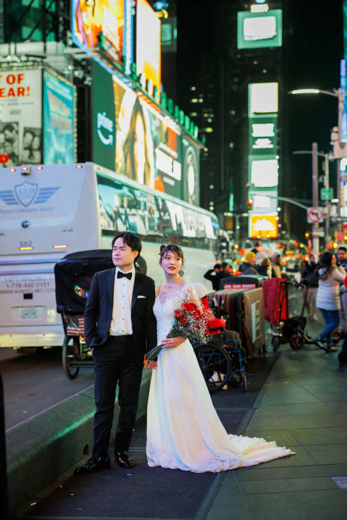 アメリカニューヨークの前撮り/フォトウェディング/タイムズスクエアに立つカップル。