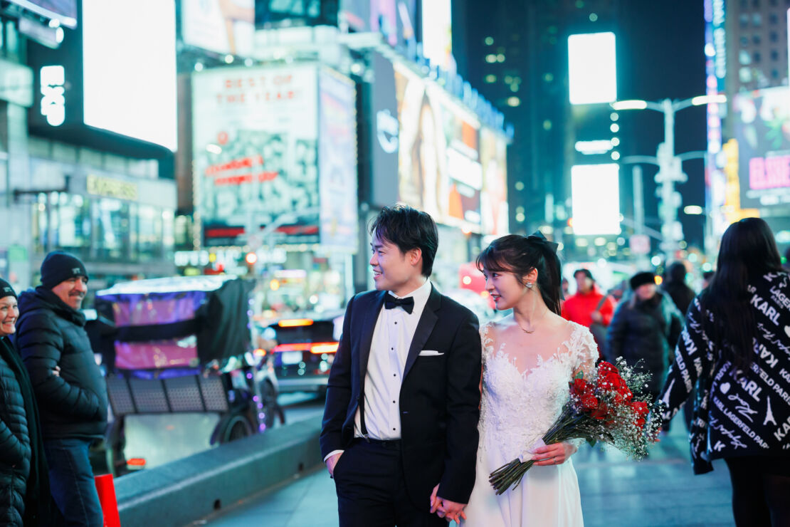 アメリカニューヨークの前撮り/フォトウェディング/観光客の祝福を受けるカップル。
