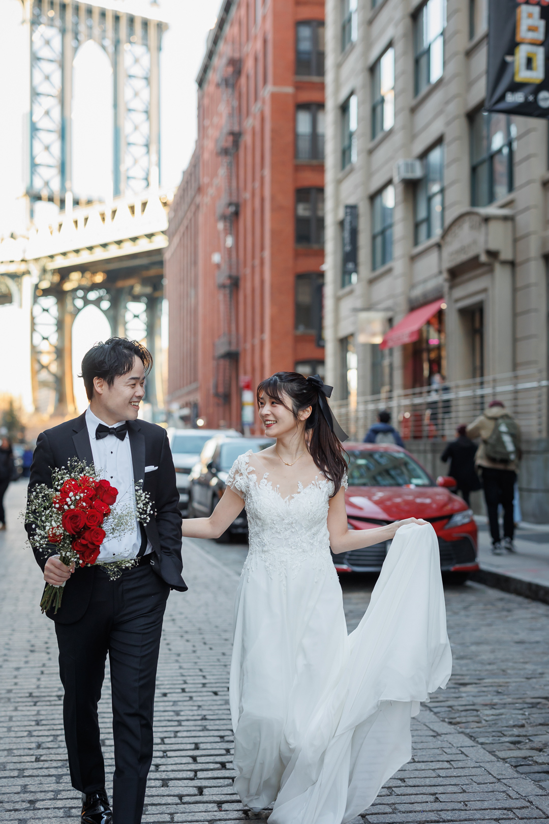 アメリカニューヨークの前撮り/フォトウェディング/ワシントンストリートでほほ笑みあうカップル
