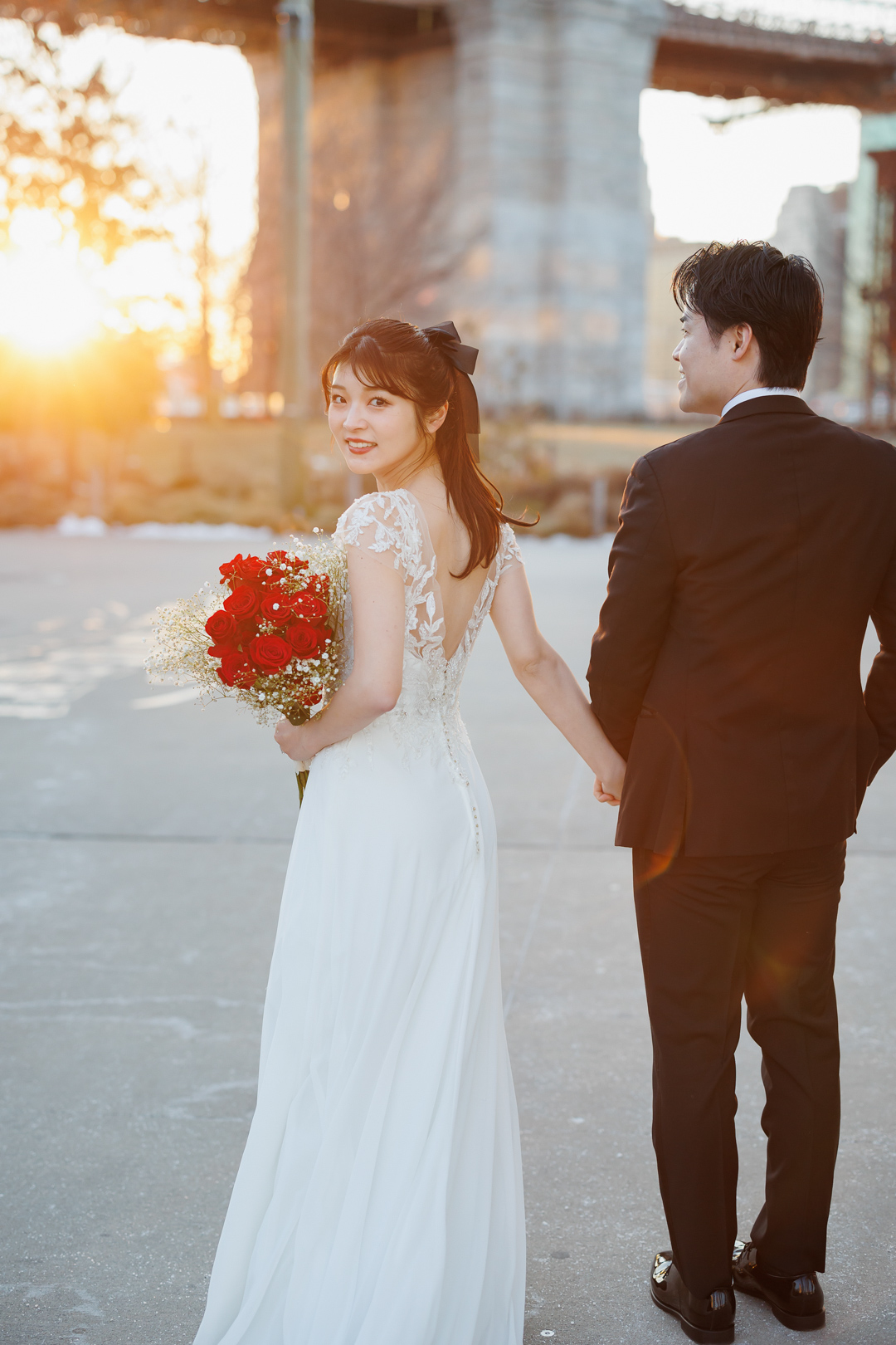 アメリカニューヨークの前撮り/フォトウェディング/夕日が輝き花嫁と花婿を照らす。