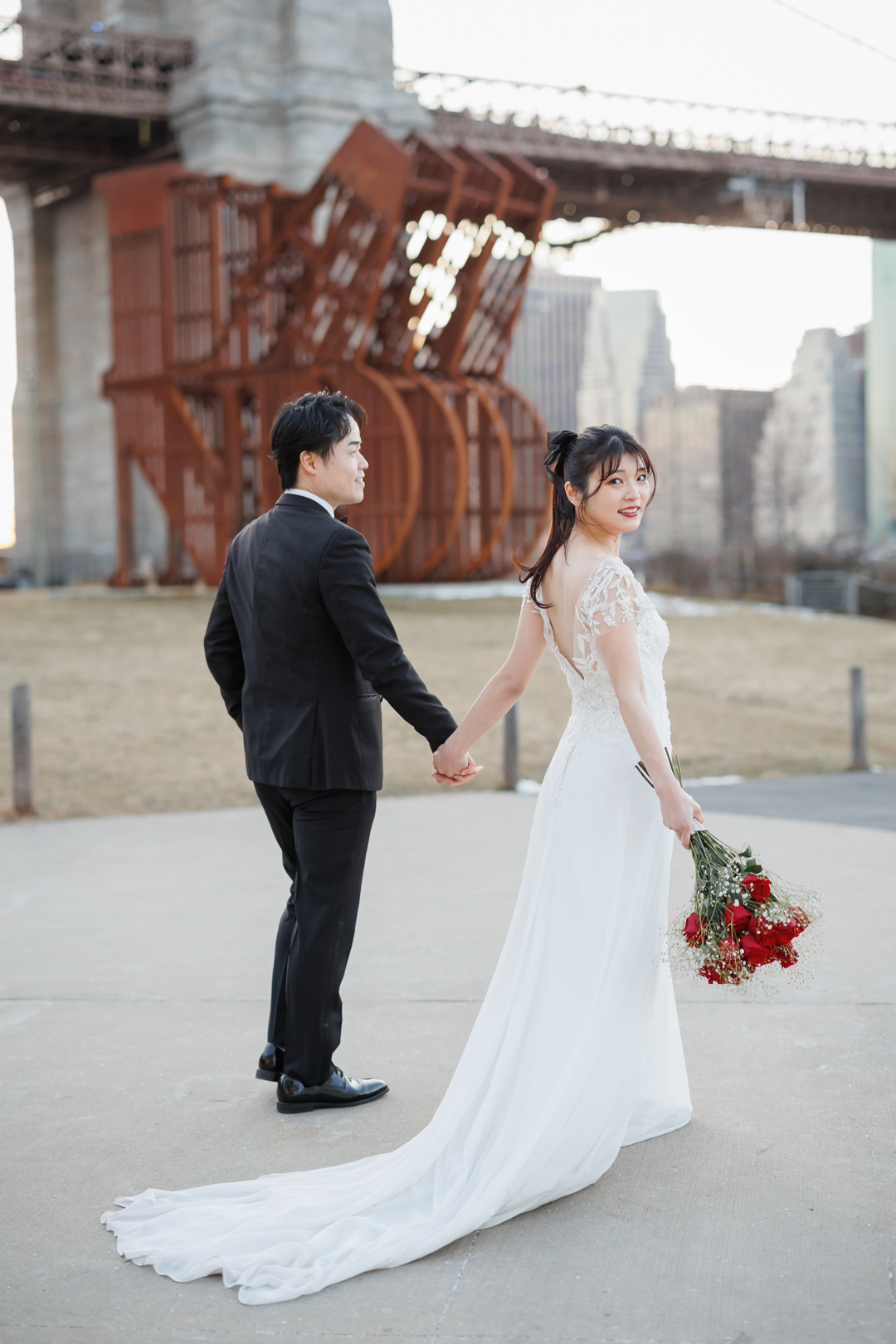 アメリカニューヨークの前撮り/フォトウェディング/スレンダーラインのウェディングドレスを着た花嫁。
