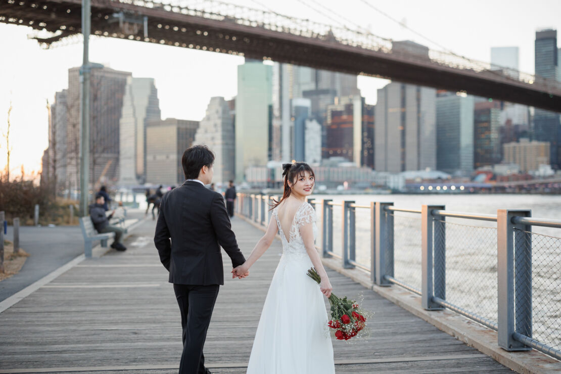 アメリカニューヨークの前撮り/フォトウェディング/Vバックのウェディングドレスがお似合いの花嫁。