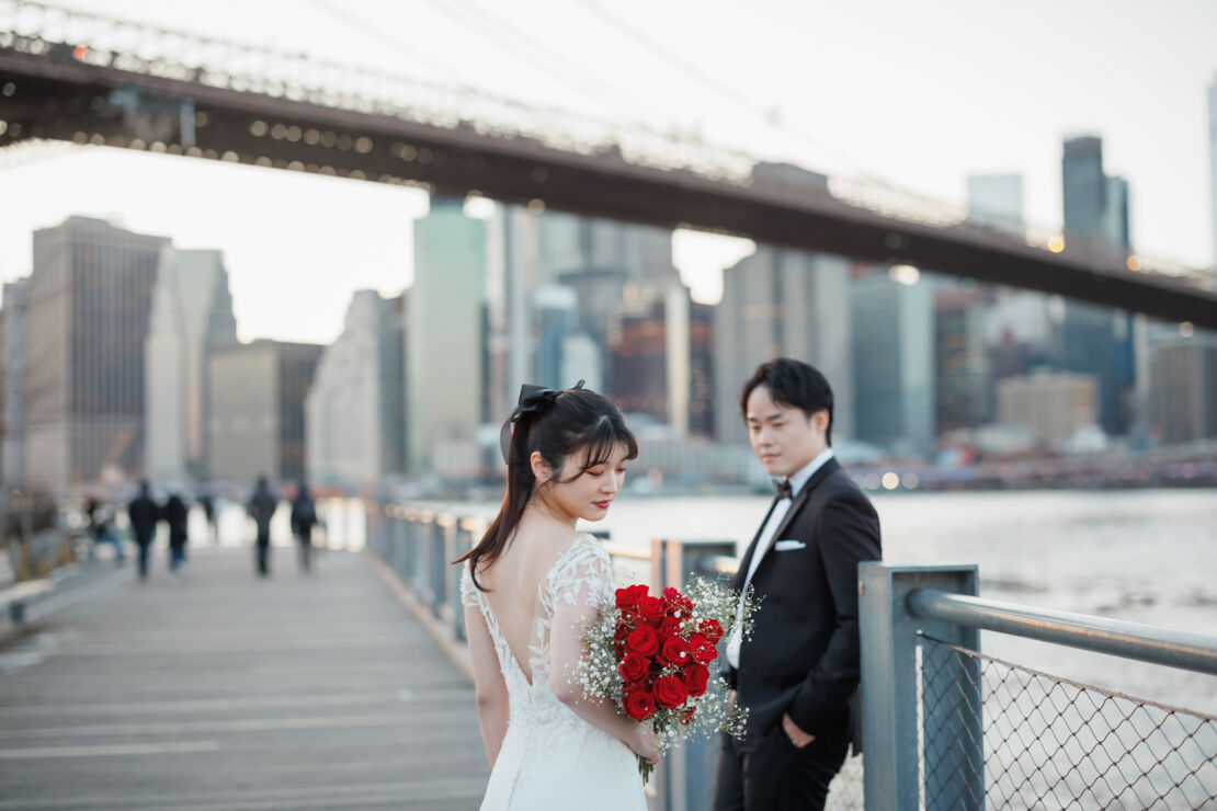 アメリカニューヨークの前撮り/フォトウェディング/バラのブーケを見つめる花嫁。