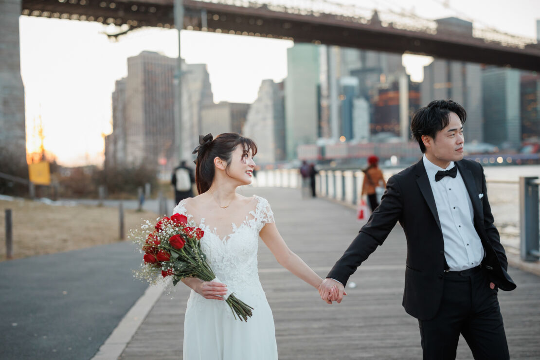 アメリカニューヨークの前撮り/フォトウェディング/フロントにはレースがあしらわれたウェディングドレスを着ている花嫁。