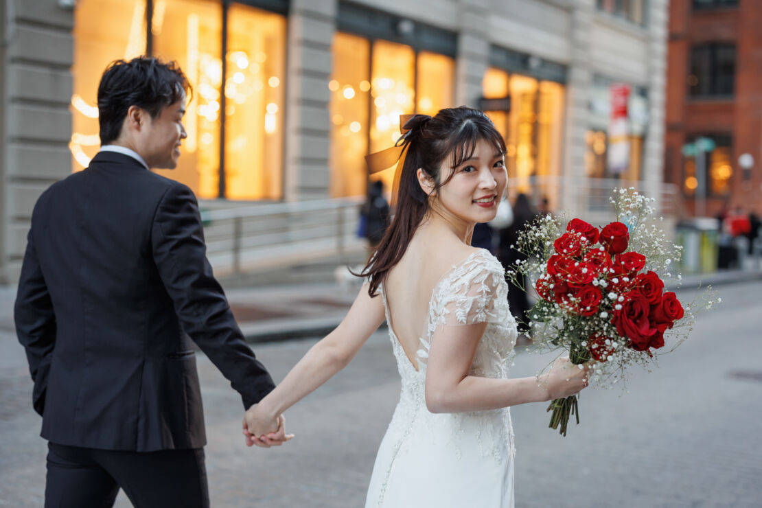 アメリカニューヨークの前撮り/フォトウェディング/バラのブーケを持った花嫁