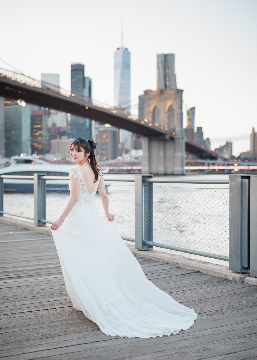 アメリカニューヨークの前撮り/フォトウェディング/ブルックリンブリッジをバックに笑顔の花嫁。