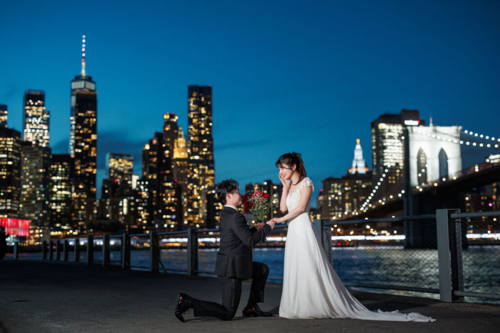 アメリカニューヨークの前撮り/フォトウェディング/マンハッタンの夜景をバックにプロポーズショット。