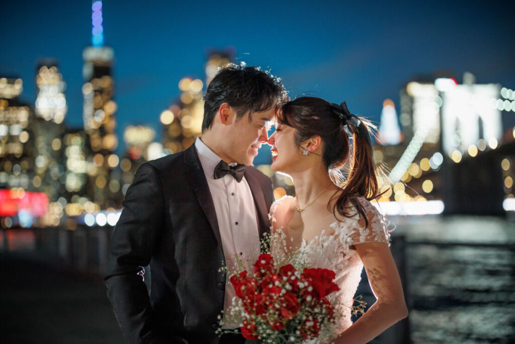アメリカニューヨークの前撮り/フォトウェディング/夜景に浮かび上がるカップル。