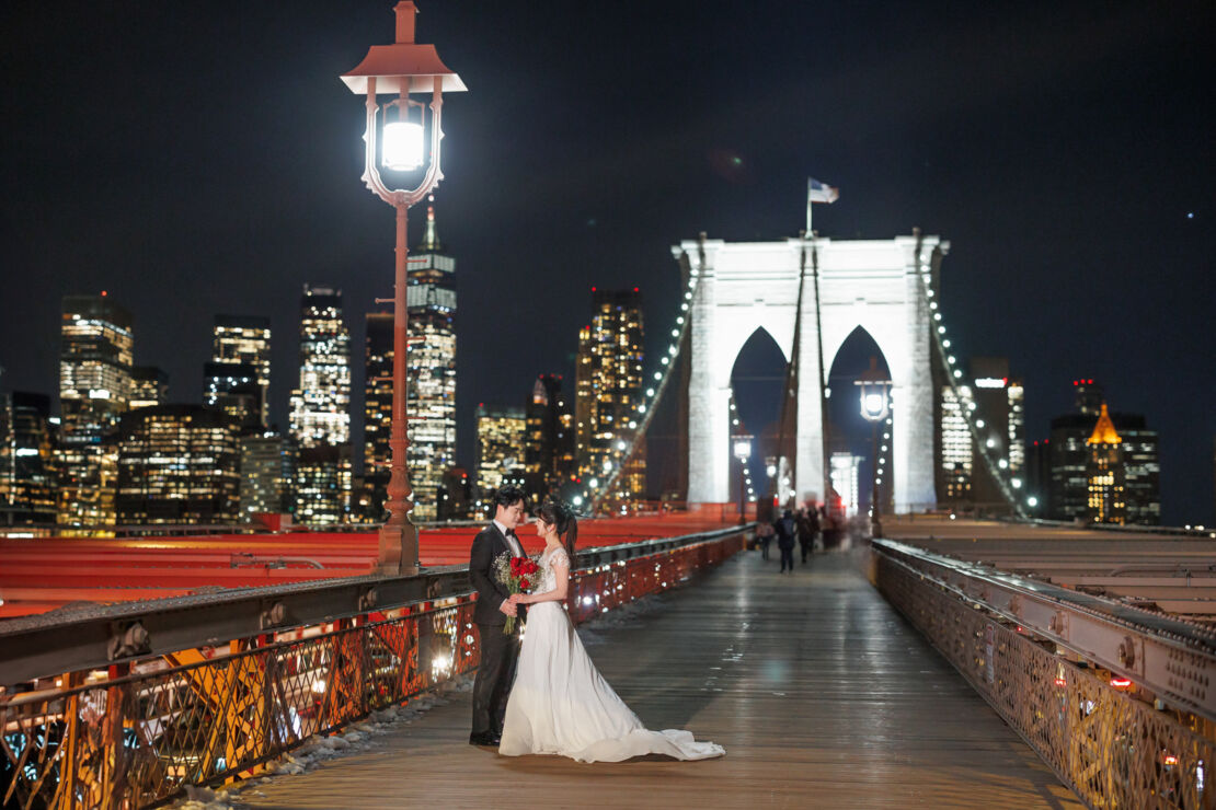 アメリカニューヨークの前撮り/フォトウェディング/ブルックリンブリッジに立つカップル。