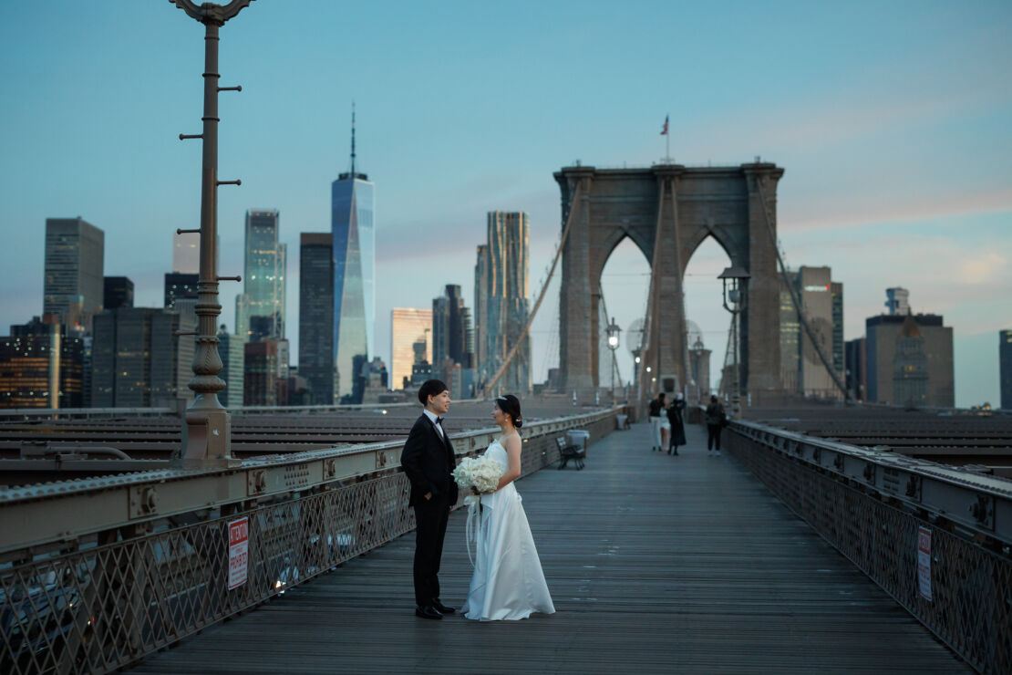 ニューヨークの前撮り/ウェディングフォト|ブルックリンブリッジで見つめ合う花嫁と花婿