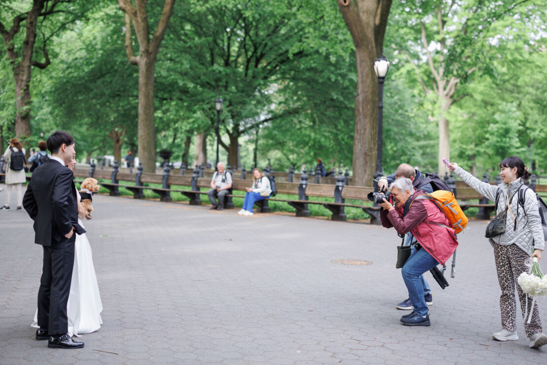 ニューヨークの前撮り/ウェディングフォト|ウェディング姿を観光客が写真を撮る図。