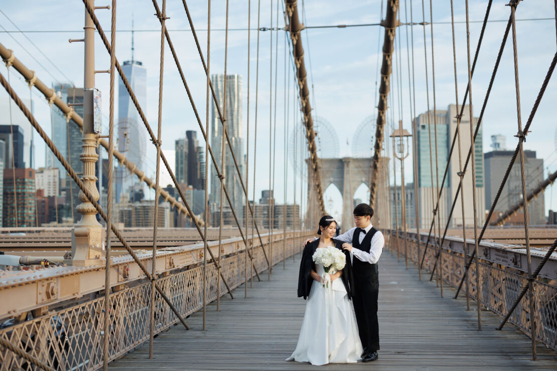 ニューヨークの前撮り/ウェディングフォト|花嫁にジャケットをかける花婿。