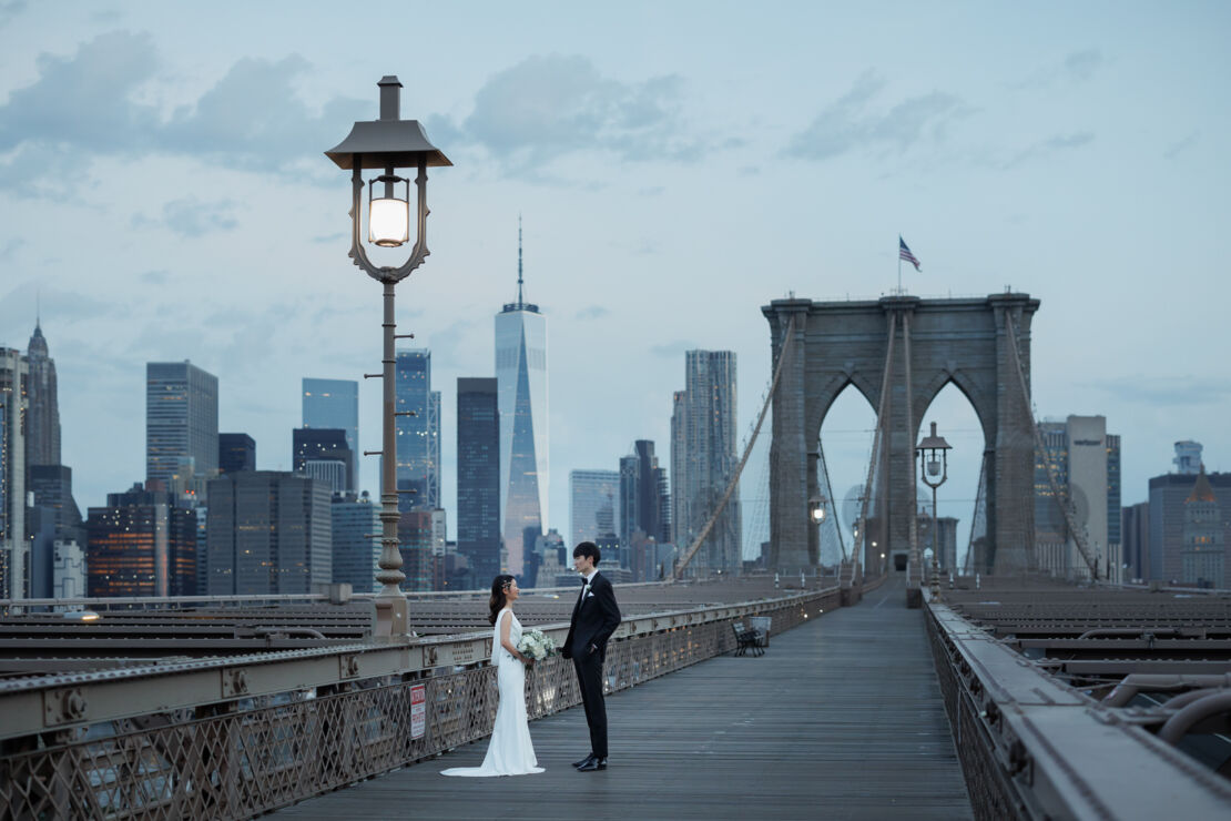 ニューヨークの前撮り/フォトウェディング|ブルックリンブリッジで向かい合う花嫁と花婿。