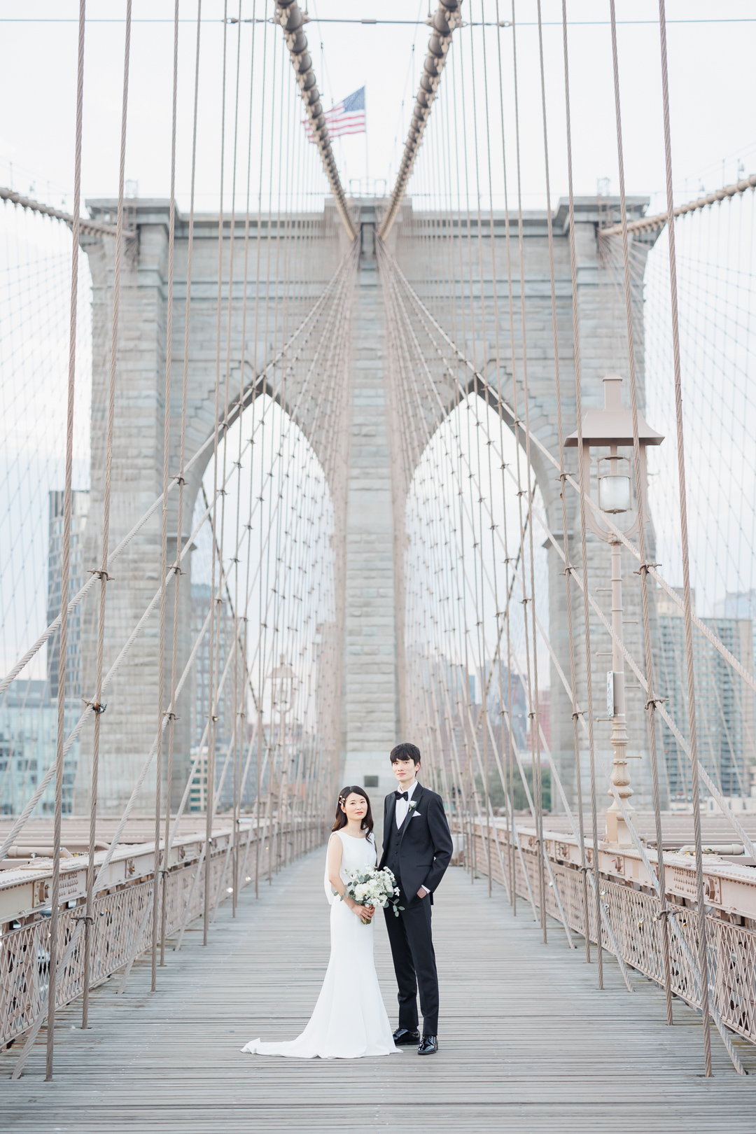 ニューヨークの前撮り/フォトウェディング|ブルクリンブリッジに立つカップル。