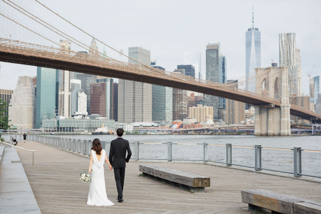 ニューヨークの前撮り/フォトウェディング|ブルックリンブリッジパークを歩く花婿と花嫁。