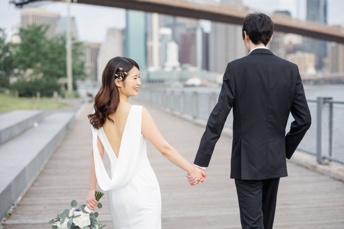 ニューヨークの前撮り/フォトウェディング|手をつないで笑う花嫁。