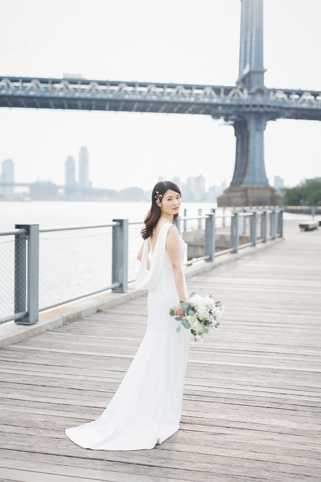 ニューヨークの前撮り/フォトウェディング|ブルックリンブリッジパークに立つ花嫁。