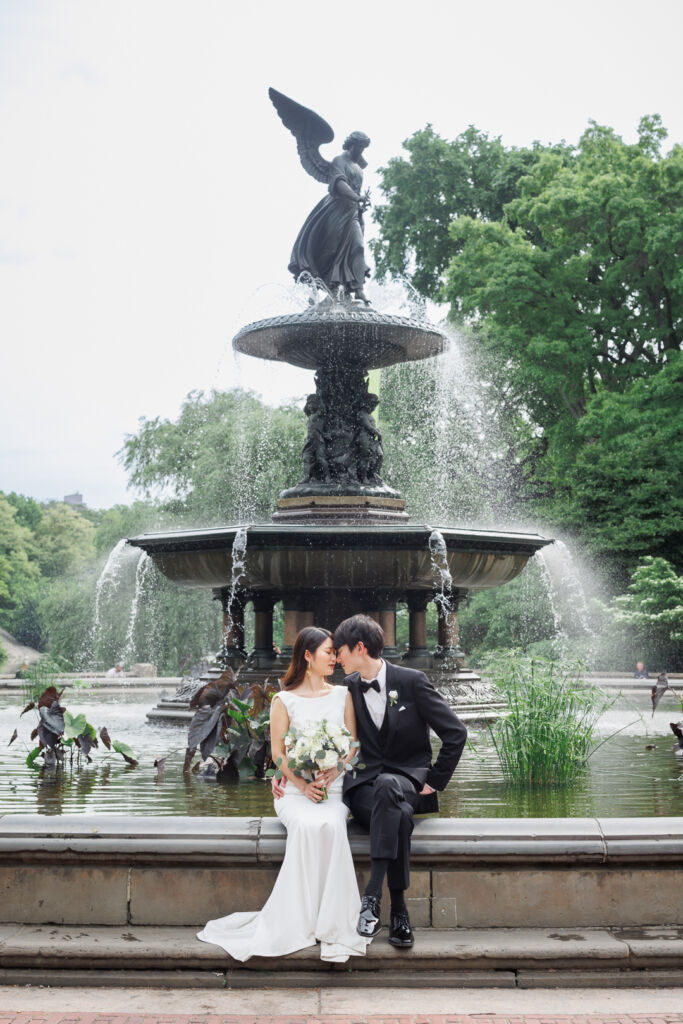 ニューヨークの前撮り/フォトウェディング|ベセスダの噴水の前に座る花婿と花嫁。