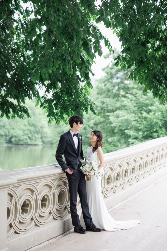 ニューヨークの前撮り/フォトウェディング|ボウブリッジで花婿を見つめる花嫁。