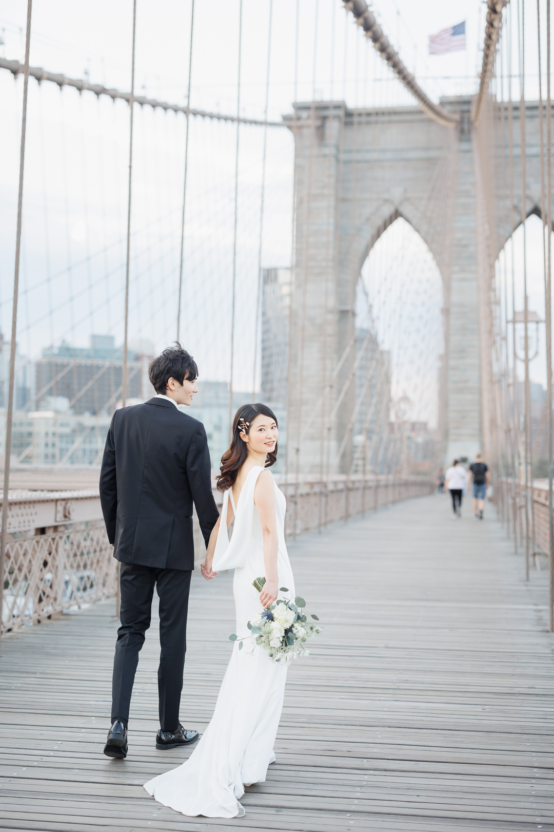 ニューヨークの前撮り/フォトウェディング|花嫁が振り向いているショット。