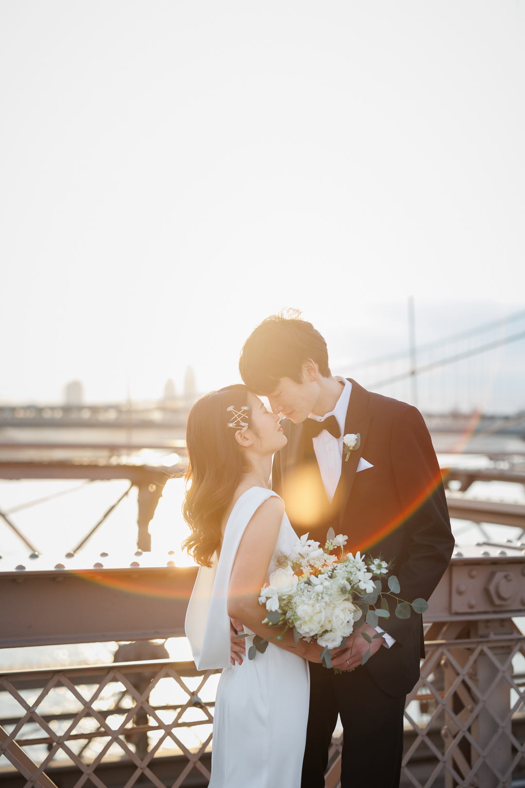 ニューヨークの前撮り/フォトウェディング|朝の光が花嫁と花婿を包んでいる。
