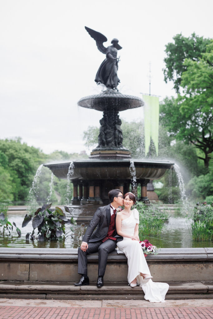 ニューヨーク前撮り/ウェディングフォト|ベセスダの噴水に腰をおろすカップル。