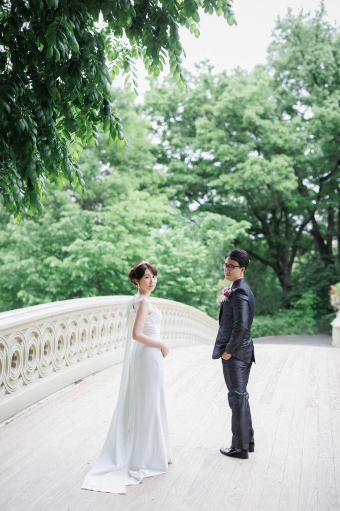 ニューヨーク前撮り/ウェディングフォト|セントラルパークのボウブリッジに立つ花嫁と花婿。