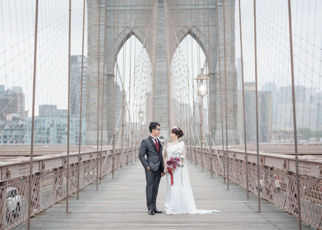 ニューヨーク前撮り/ウェディングフォト|ブルックリンブリッジに立つ花嫁と花婿。