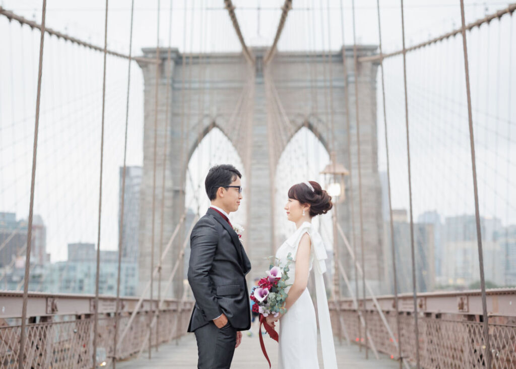 ニューヨーク前撮り/ウェディングフォト|ブルックリンブリッジで見つめ合う花嫁と花婿。