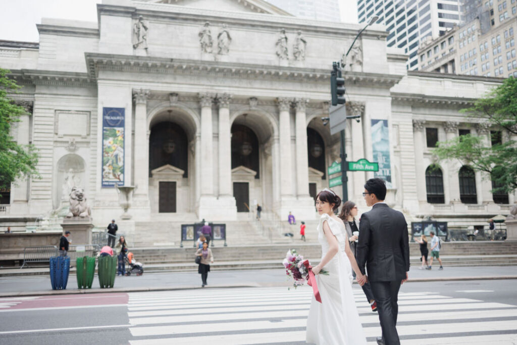 ニューヨーク前撮り/ウェディングフォト|ニューヨーク公共図書館に向かう花嫁と花婿。