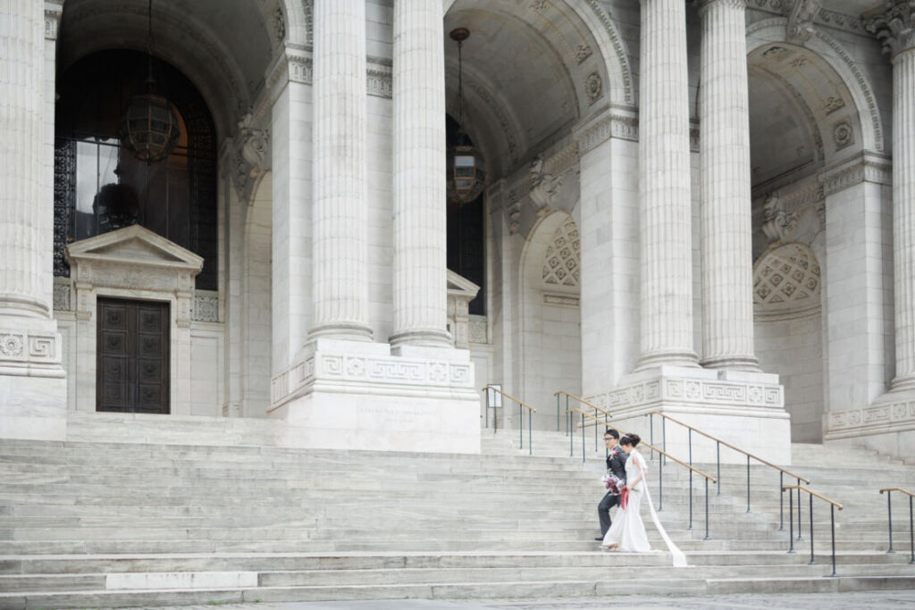 ニューヨーク前撮り/ウェディングフォト|NYPLの階段を登るカップル。