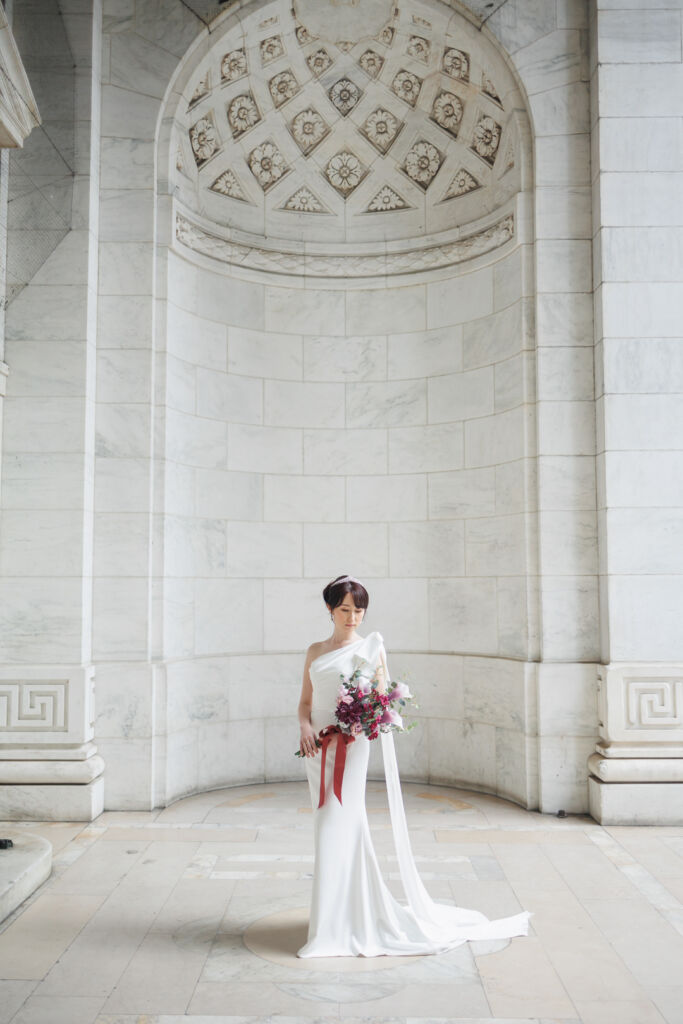 ニューヨーク前撮り/ウェディングフォト|NYPLの白い壁の前に立つ透明感のある花嫁。