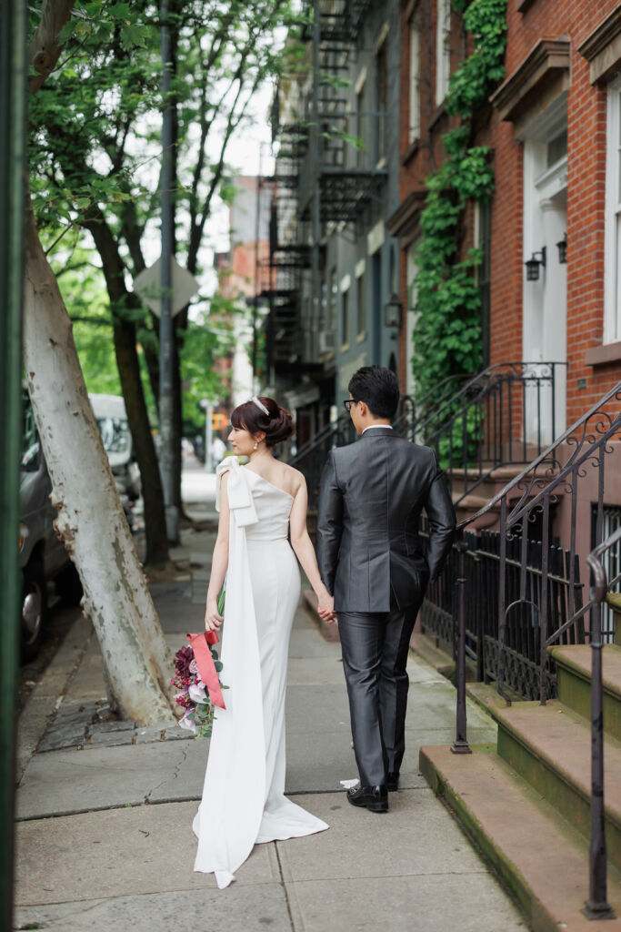 ニューヨーク前撮り/ウェディングフォト|ウェスト・ビレッジを歩く花嫁と花婿。