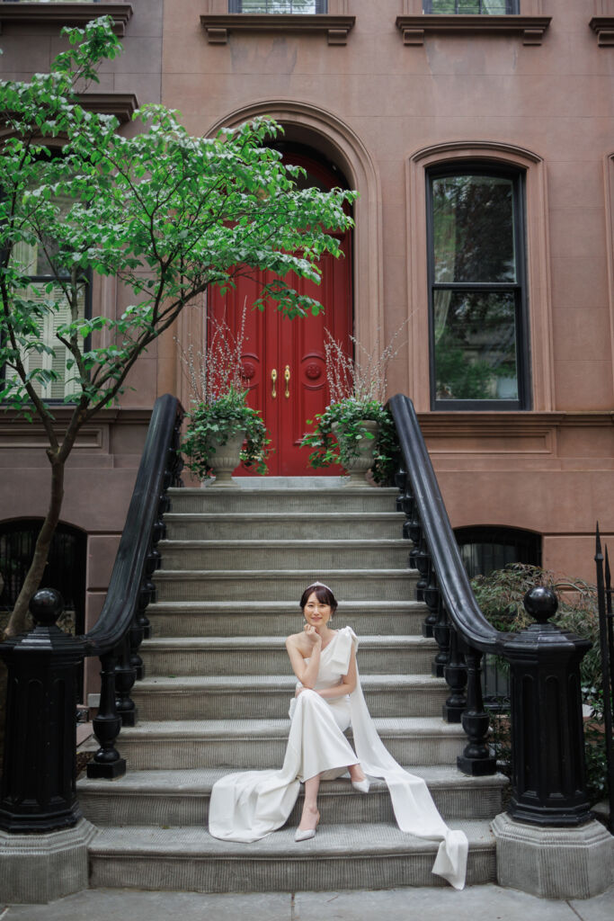 ニューヨーク前撮り/ウェディングフォト|ウェスト・ビレッジのタウンハウスの前に座る花嫁。
