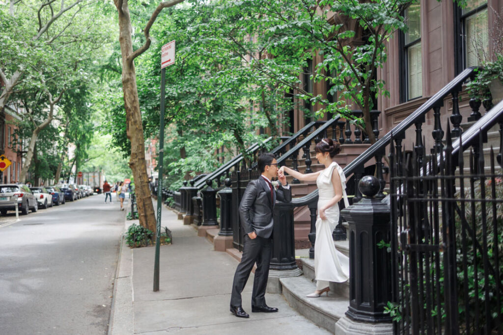 ニューヨーク前撮り/ウェディングフォト|花嫁をエスコートする花婿。
