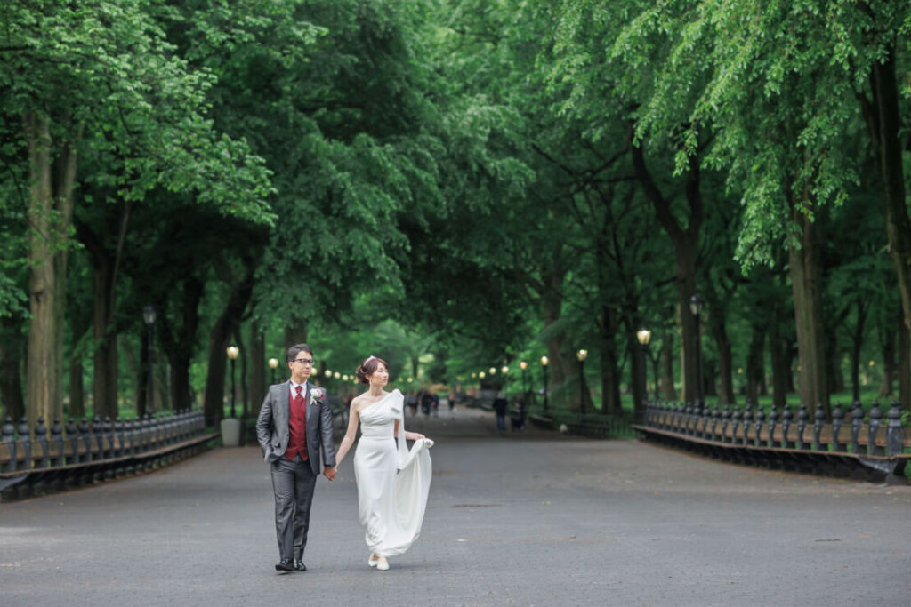 ニューヨーク前撮り/ウェディングフォト|セントラルパークのザ・モールを歩く花嫁と花婿。