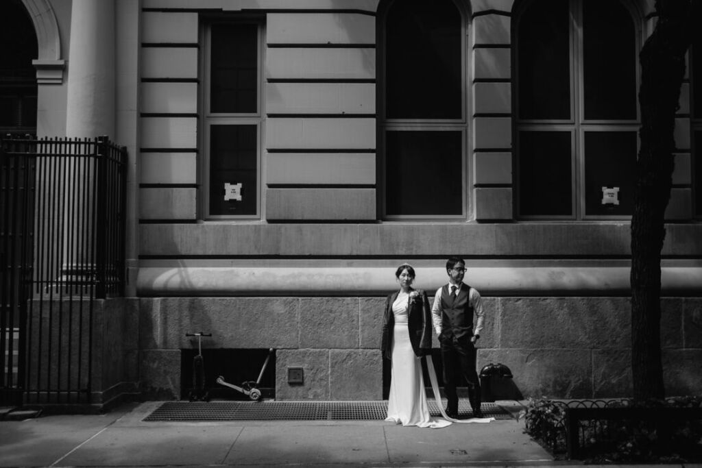 ニューヨーク前撮り/ウェディングフォト|ウェスト・ビレッジのタウンハウスの前に立つカップル。
