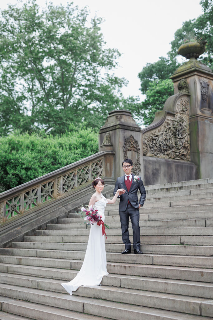 ニューヨーク前撮り/ウェディングフォト|セントラルパークのベセスダテラスに立つ花嫁と花婿。