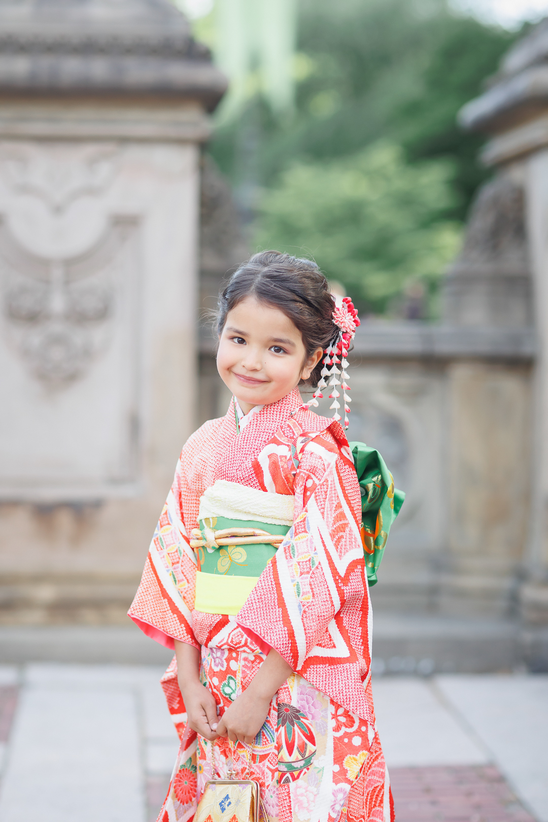 ニューヨークのファミリーフォト/七五三撮影|セントラルパークに立つ７歳の女の子。