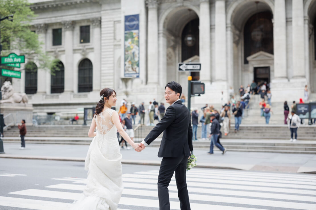 ニューヨークの前撮り/フォトウェディング|NYPLの前に立つ花嫁と花婿。