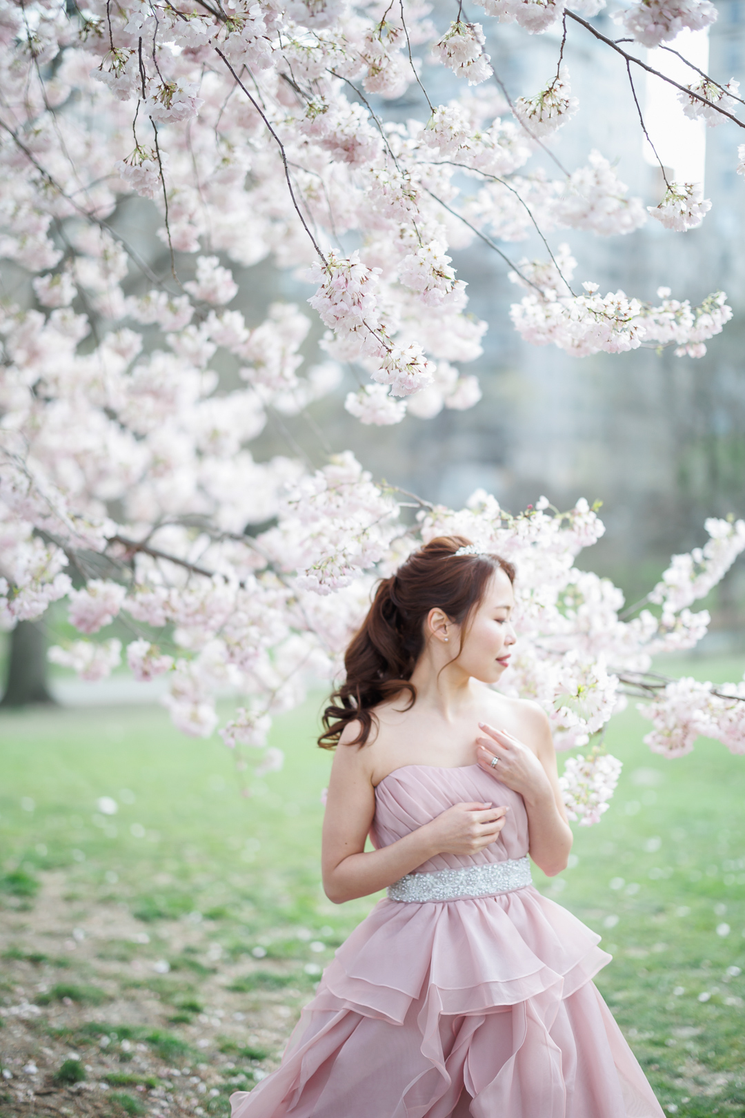 ニューヨークの後撮り/フォトウェディング｜満開の桜とピンクのカラードレスの花嫁