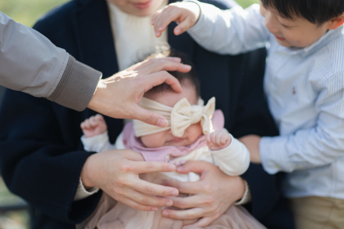 ニューヨークのファミリーフォト｜妹のヘアバンドがずれてしまって慌てるご家族