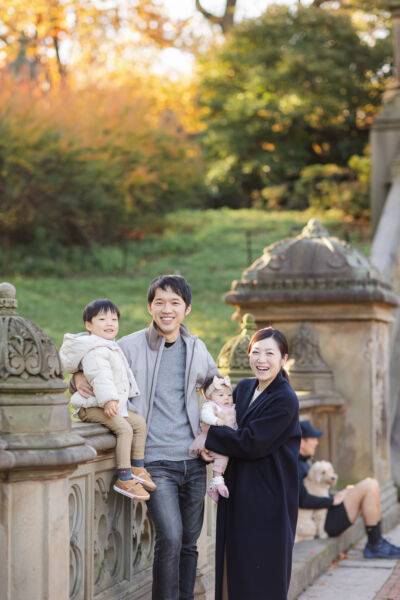ニューヨークのファミリーフォト|ベセスダテラスに立つご家族