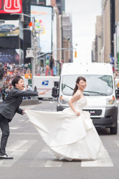 ニューヨークのウェディングフォト|タイムズスクエアで横断歩道ショット