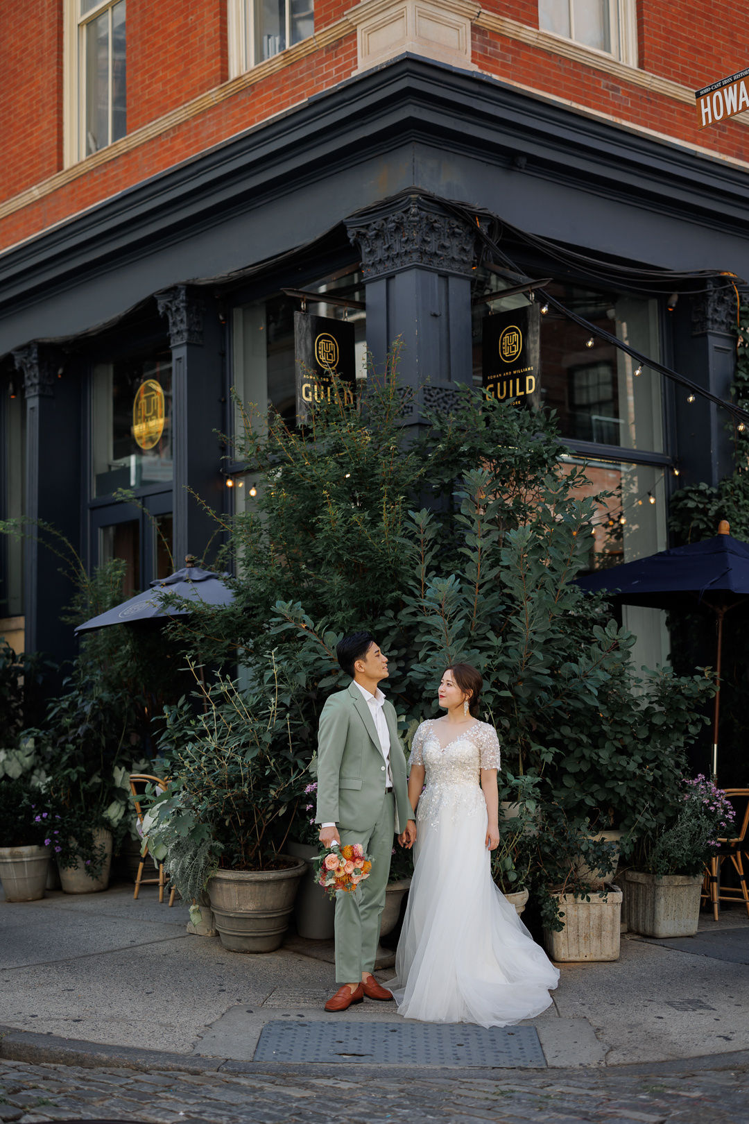 ニューヨークの前撮りフォトウェディング|オシャレなお店の前に立つ花嫁と花婿。