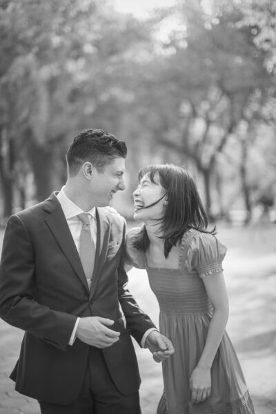 ニューヨークのエンゲージメントフォト|セントラルパークで笑い合うカップル