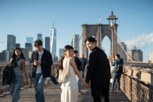 ニューヨークの後撮り|ウェディングフォト/ブルックリンブリッジで振り返りショット。