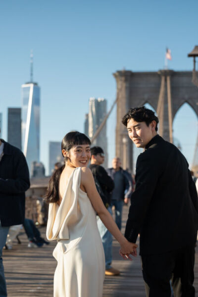 ニューヨークの後撮り|ウェディングフォト/ブルックリンブリッジで振り返りショット。